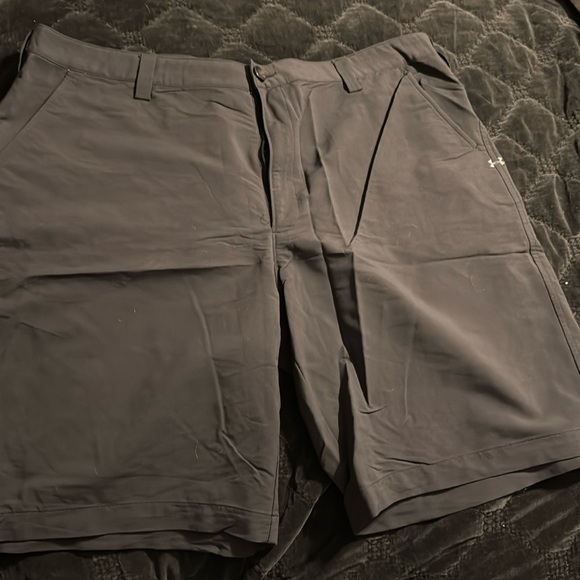 Under Armour black shorts size 42. - Picture 1 of 4